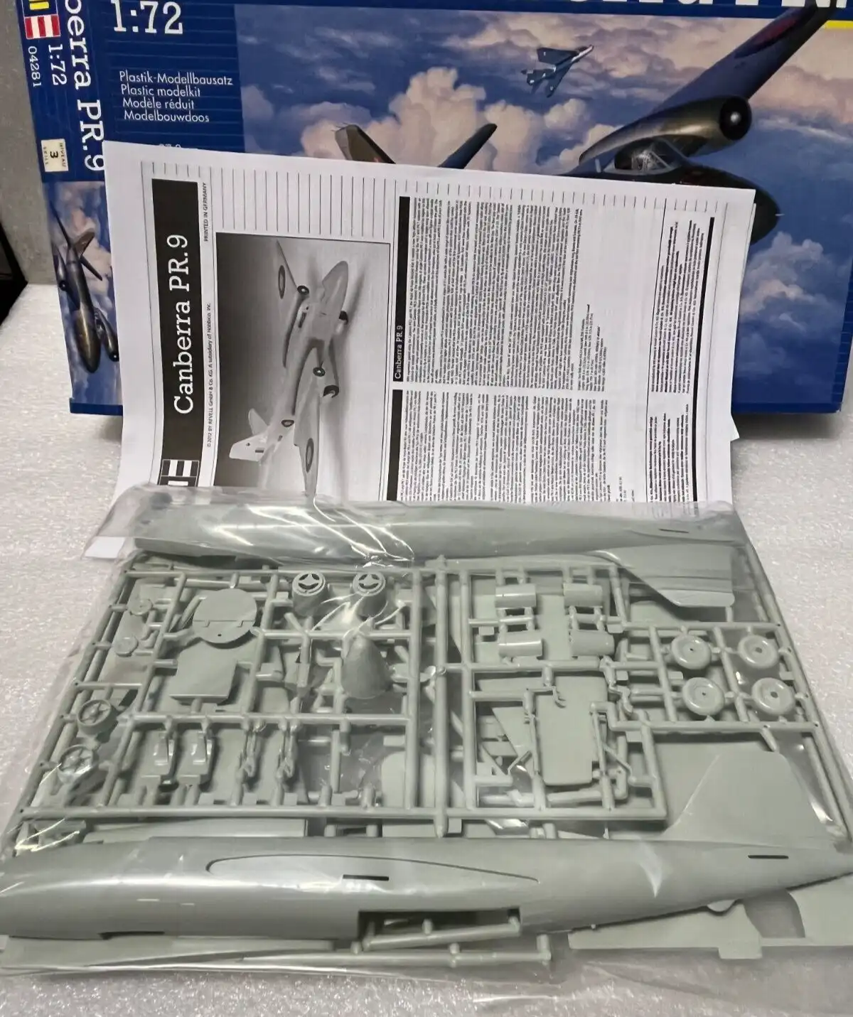 Revell Canberra PR9 1/72 Airplane Model Kit